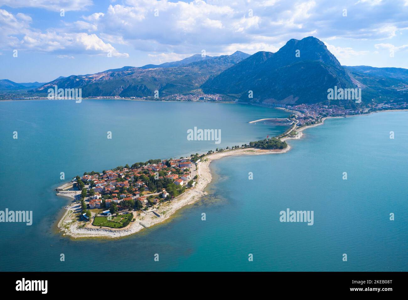 Luftaufnahme der Stadt Egirdir in der Türkei. Eine kleine türkische Stadt inmitten des riesigen Sees unter den Bergen Stockfoto
