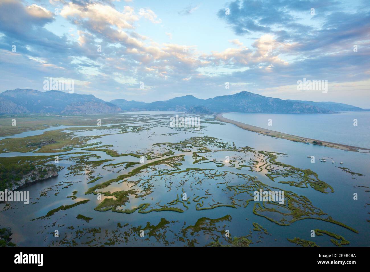 Luftaufnahme des Flusses Dalyan, des Strandes von Iztuzu, des Meeres, der Berge und der Seen. Unberührte wilde Naturlandschaft des Tales Stockfoto