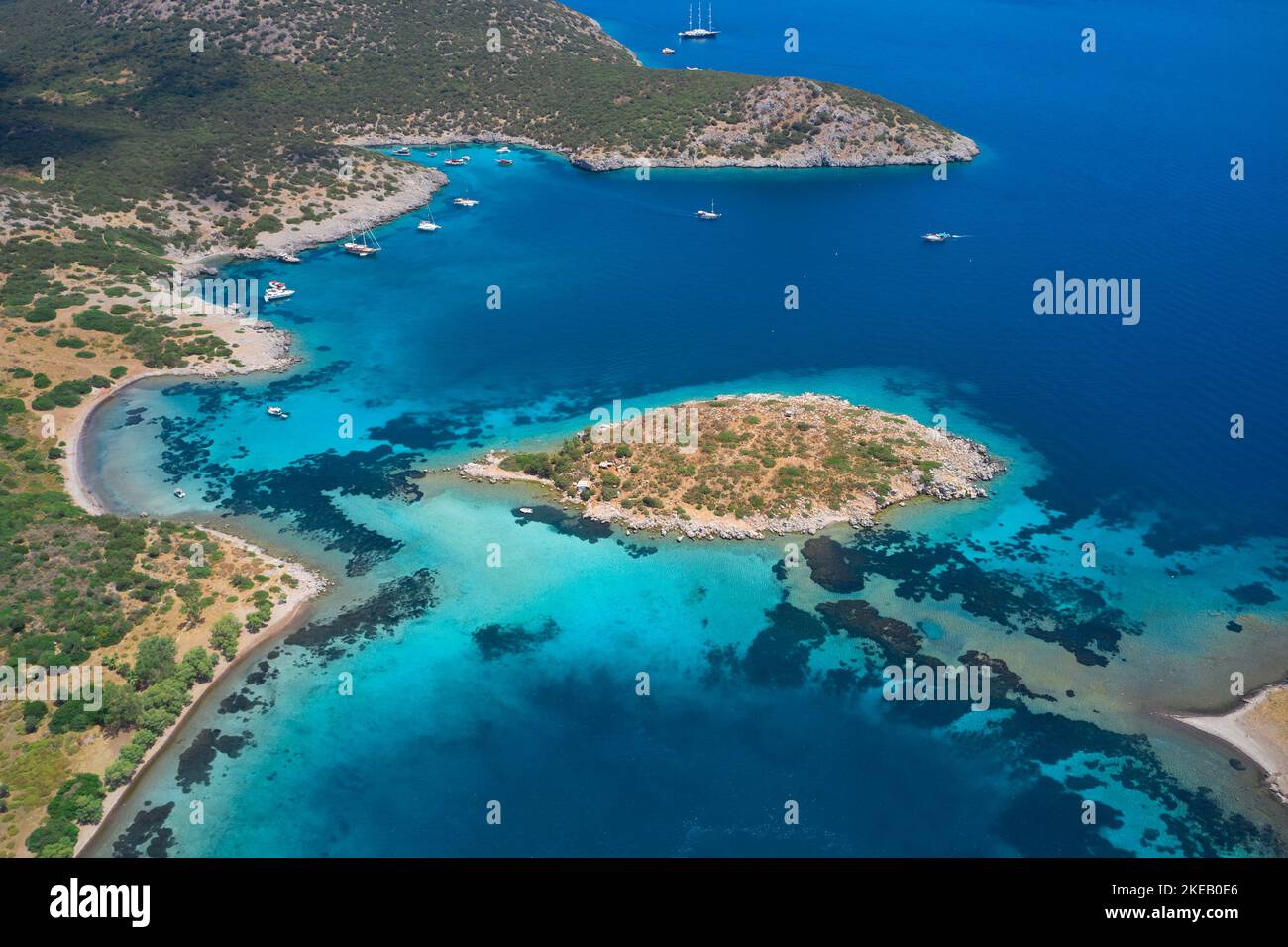 Luftaufnahme von blauem Meer, Inseln, Yachten entlang der mittelmeerküste. Landschaft der türkischen riviera Natur Stockfoto