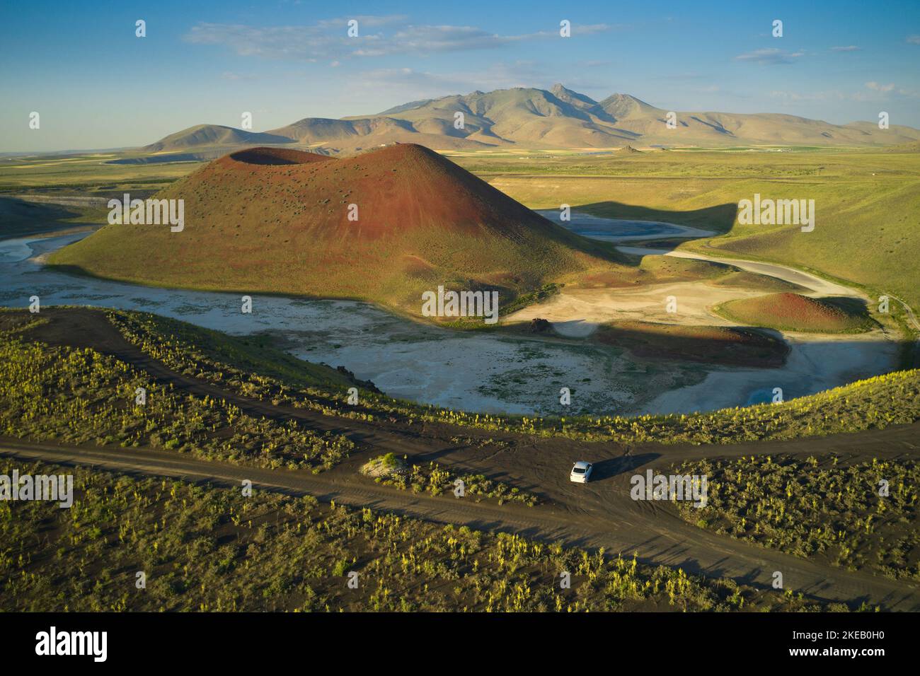 Luftlandschaft des Meke-Kraters in der Türkei. Blick auf das grüne Tal mit dem Krater-See und dem Auto. Reiseziel Stockfoto