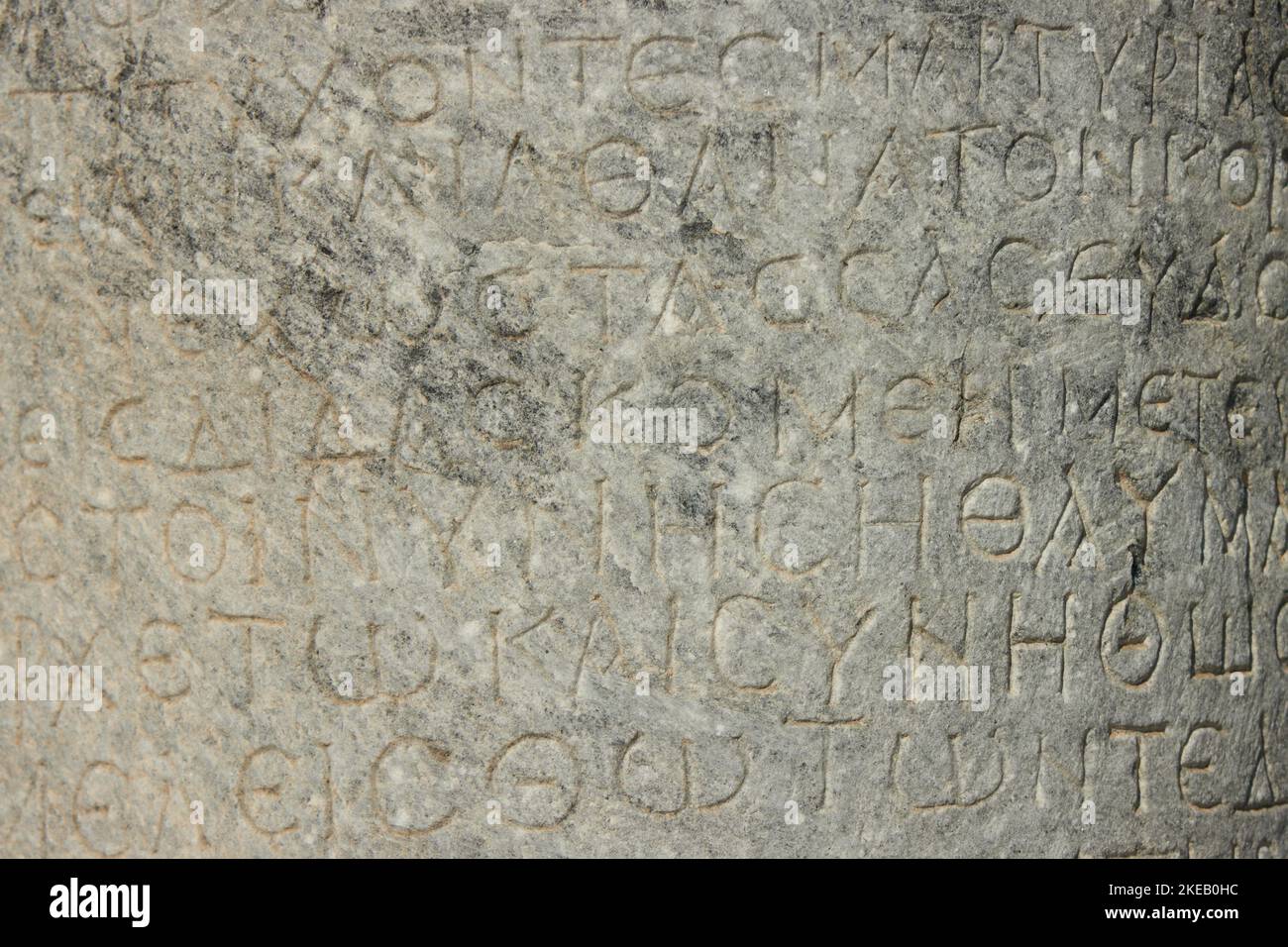 Die antike Inschrift befindet sich auf der antiken Säule oder der Wand. altgriechische Sprache Stockfoto
