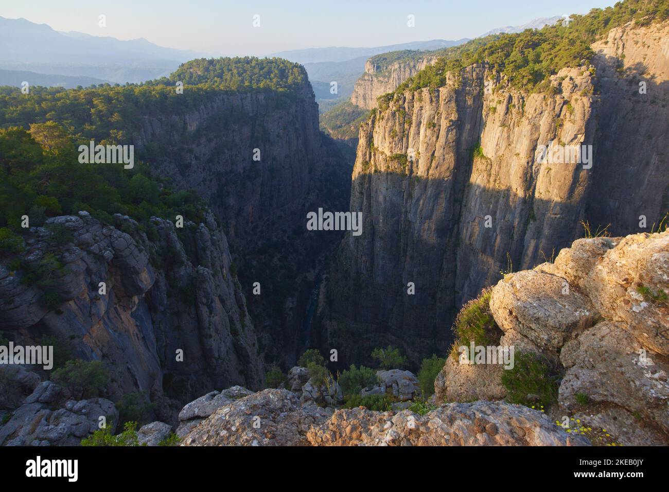 Schöne Aussicht auf den Tazi Canyon. Epische Landschaft aus steilen Felsen und Klippen im türkischen Nationalpark Stockfoto