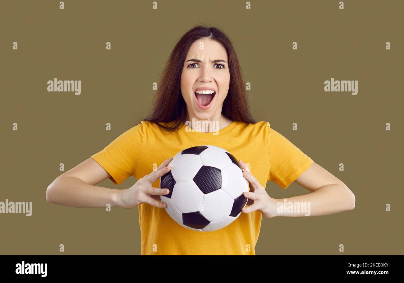 Emotionale Frau mit Ball unterstützen Fußball-Team Stockfoto