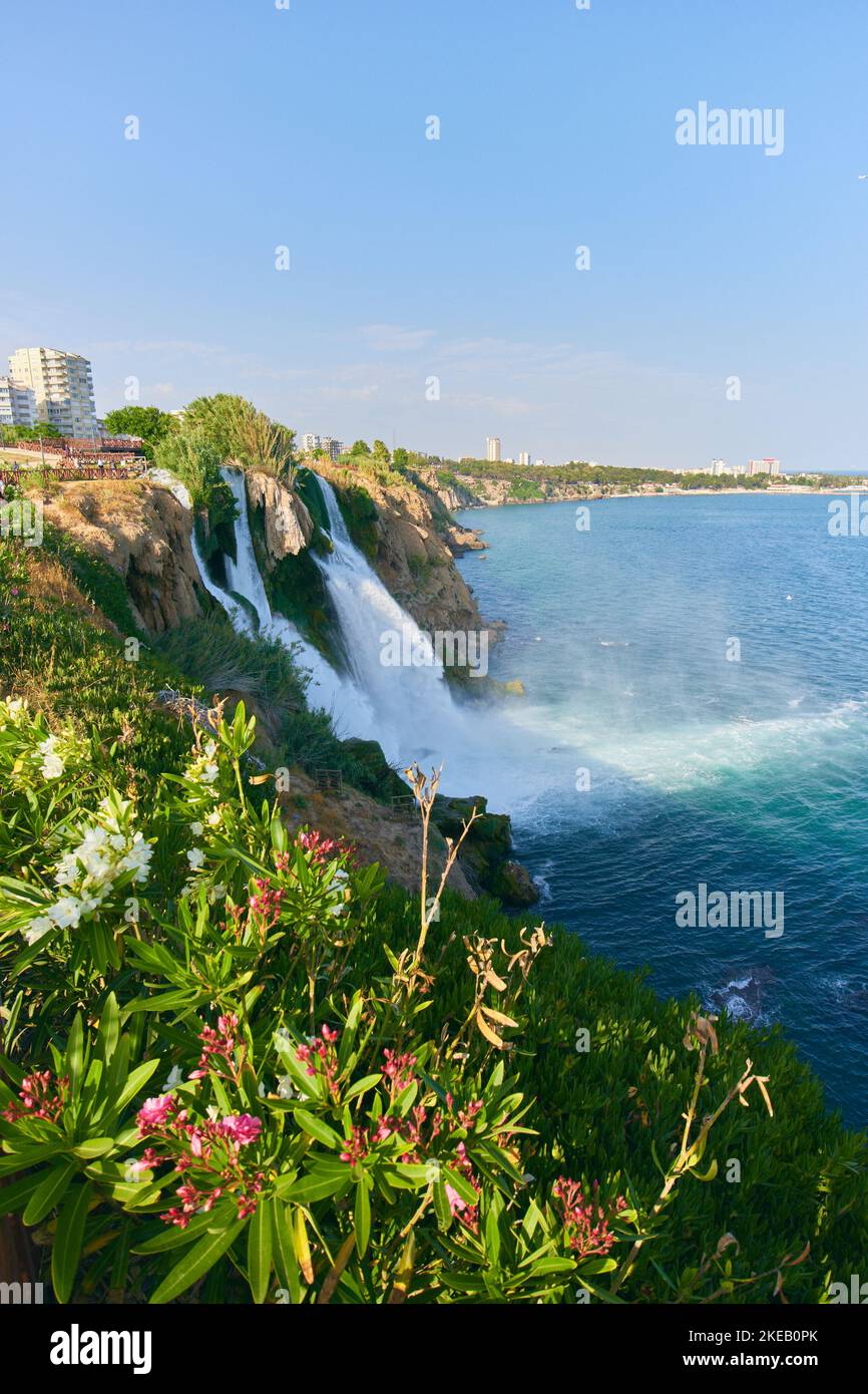 Unterer Duden-Wasserfall in Antalya, Türkei. Eine wunderschöne Landschaft mit Wasserfall, Meer und Stadt Stockfoto