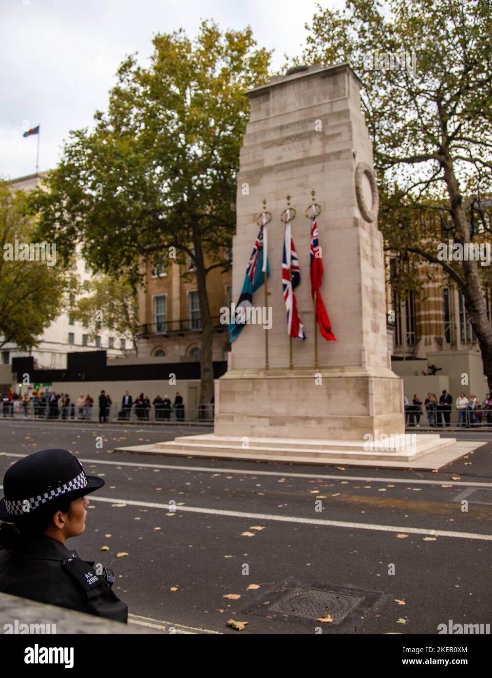 London, Großbritannien. 11.. November 2022. Der jährliche Gedenkgottesdienst der Western Front Association im Cenotaph mit Vertretern der Dienste, einem Rentner aus Chelsea, Glaubensgruppen und dem Commonwealth. Vizeadmiral Sir Timothy Laurence, KCVO, CB, ADC, CSM, Bruder Nigel Cave leitete die Gebete und Sir Anthony Seldon las den Soldaten. Ein Pfeifer des Londoner Scottish Regiment spielte „Flowers of the Forest“. Kredit: Peter Hogan/Alamy Live Nachrichten Stockfoto