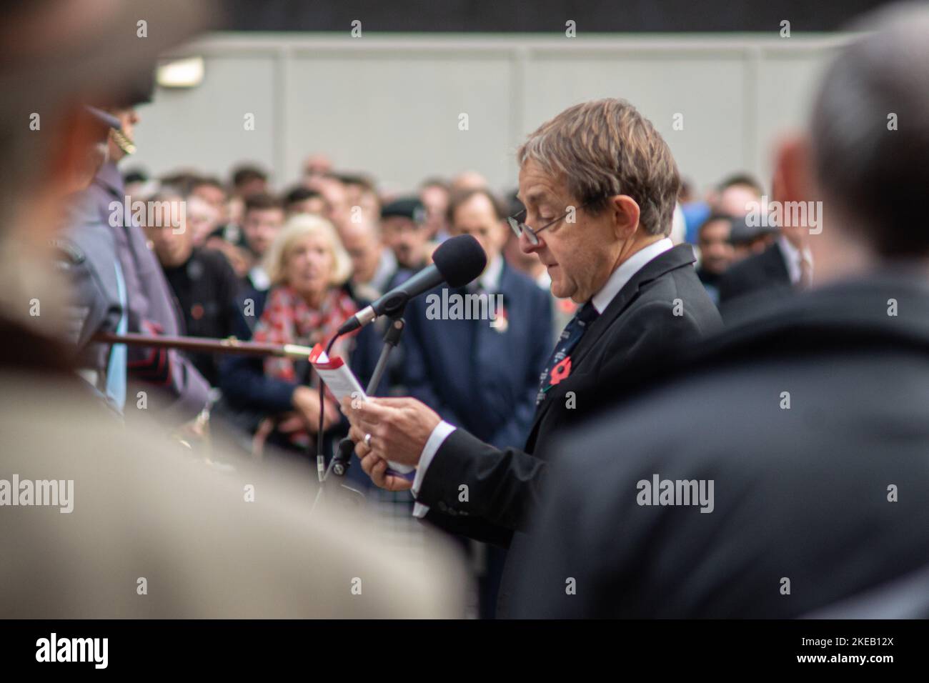 London, Großbritannien. 11.. November 2022. Der jährliche Gedenkgottesdienst der Western Front Association im Cenotaph mit Vertretern der Dienste, einem Rentner aus Chelsea, Glaubensgruppen und dem Commonwealth. Vizeadmiral Sir Timothy Laurence, KCVO, CB, ADC, CSM, Bruder Nigel Cave leitete die Gebete und Sir Anthony Seldon las den Soldaten. Ein Pfeifer des Londoner Scottish Regiment spielte „Flowers of the Forest“. Kredit: Peter Hogan/Alamy Live Nachrichten Stockfoto