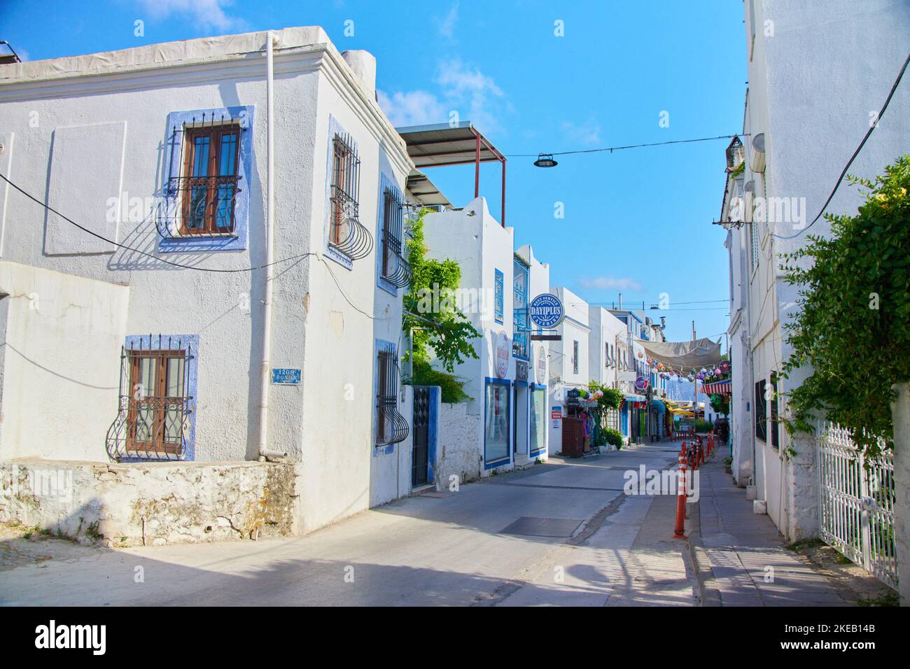 Bodrum, Türkei - 12.05.2022. Schmale gemütliche Straße von Bodrum Stadt in der Türkei. Weiße und blaue Straße der Altstadt Stockfoto