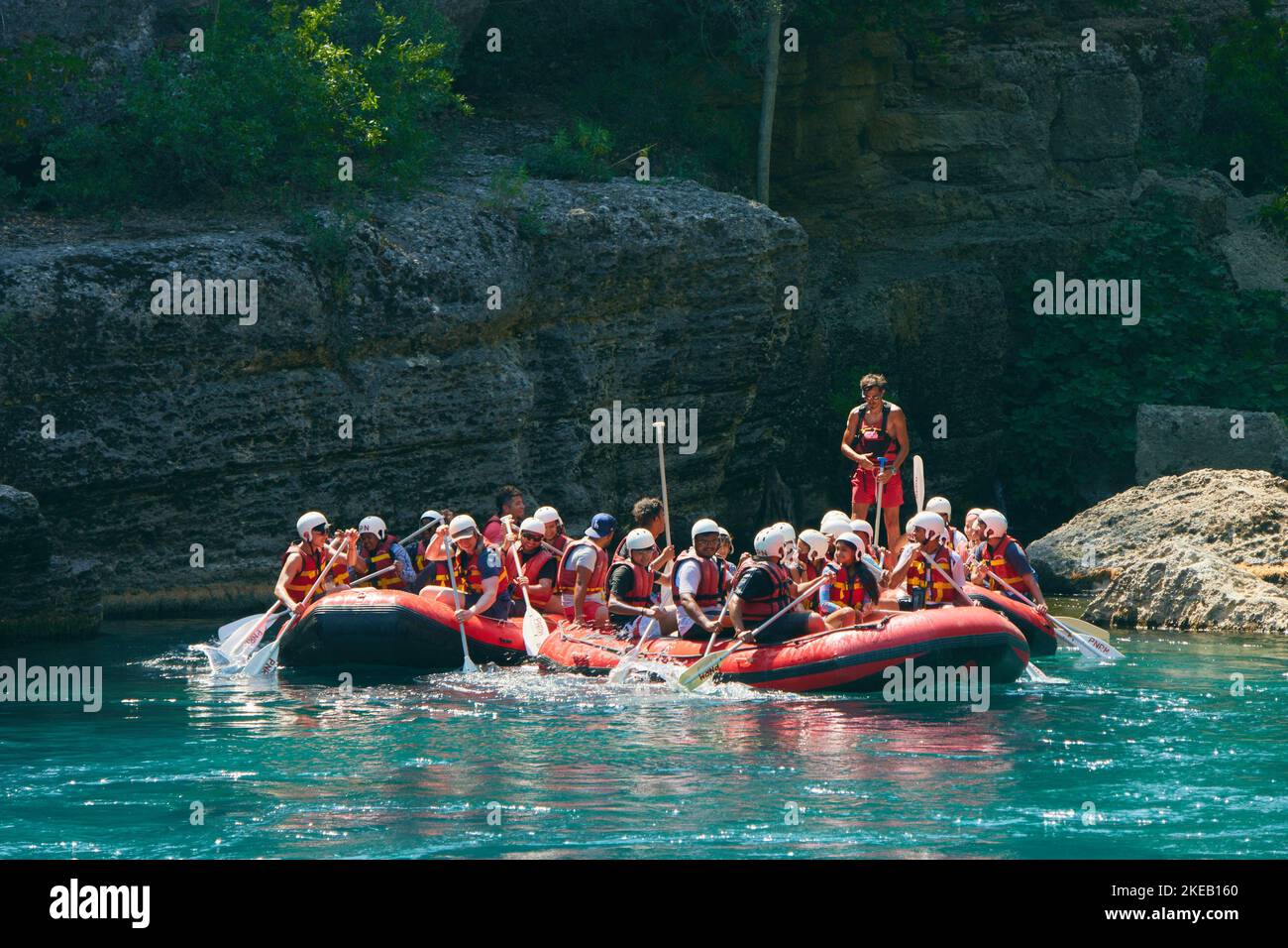 Antalya, Türkei - 02.05.2022. Rafting auf dem Kepruchay River in der Türkei. Eine Gruppe von Menschen im roten Boot Stockfoto