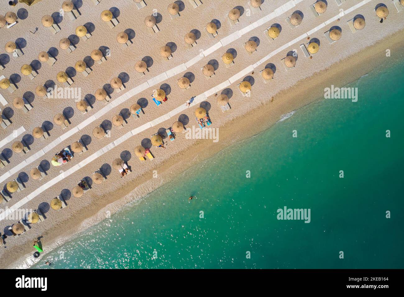 Luftaufnahme des türkisfarbenen Meeres und des öffentlichen Sandstrandes. Draufsicht auf die mittelmeerküste Stockfoto