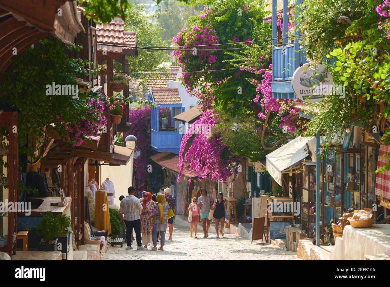 Kas, Türkei - 08. Juni 2022. KAS Stadt gemütliche Straße. Überwuchert mit Blumen türkisches Dorf blühende Straße. Einkaufen in Kas Stockfoto