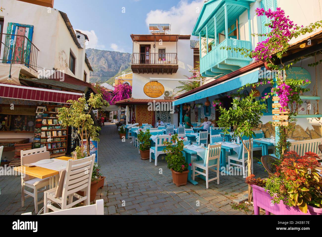 Kas, Türkei - 08. Juni 2022. KAS Stadt gemütliche Straße. Farbenfrohe türkische Restaurants in einer blühenden schmalen Straße Stockfoto