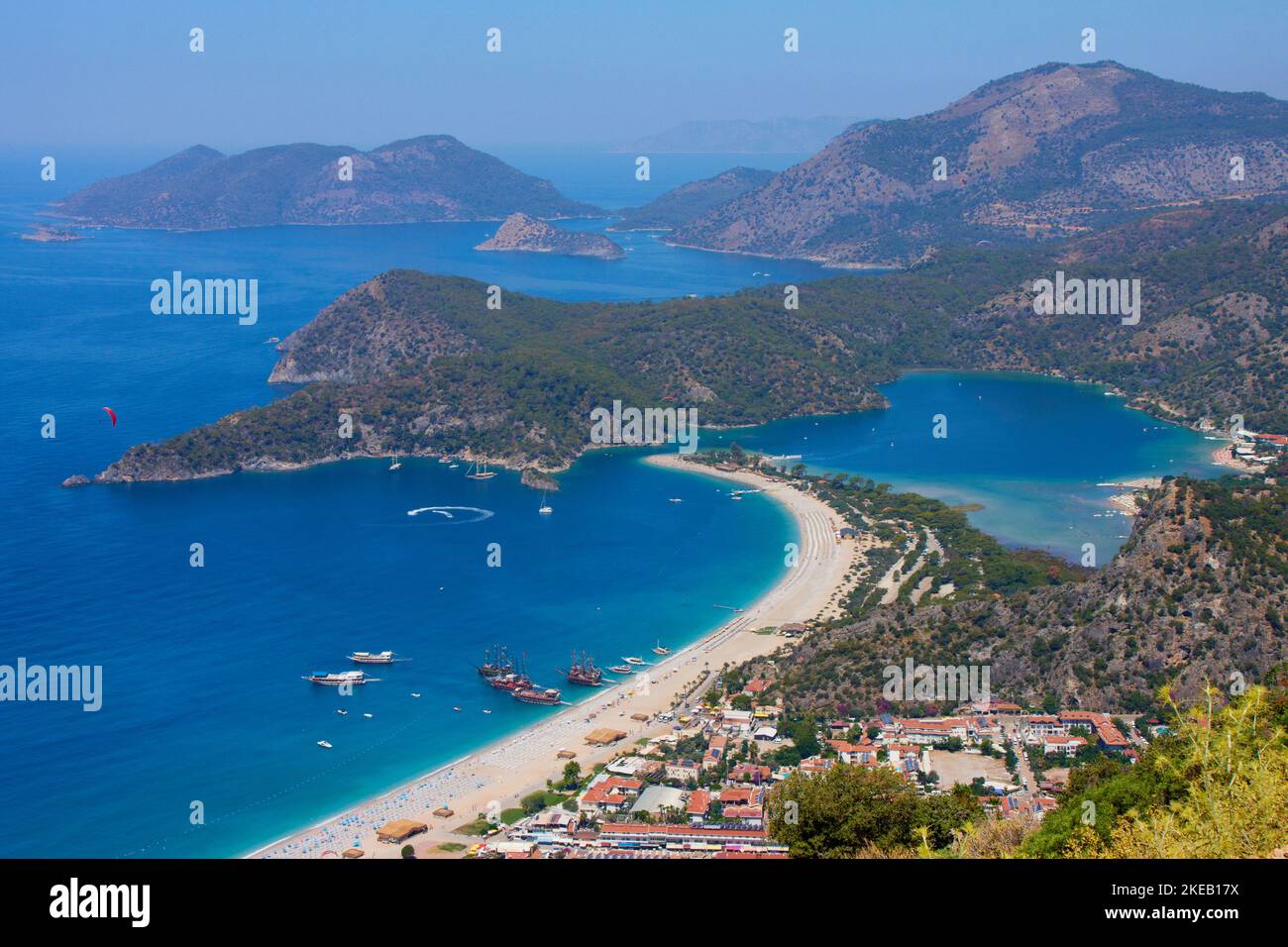 Wunderschöne mediterrane Landschaft mit Sandstrand, Lagune, Meer und Bergen. Luftaufnahme der Stadt Oludeniz Stockfoto