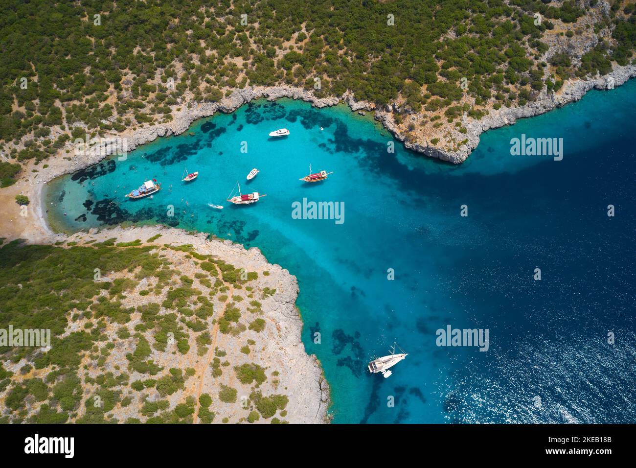 Luftaufnahme der blauen See Lagune und Yachten entlang der mittelmeerküste. Landschaft der türkischen riviera Natur Stockfoto