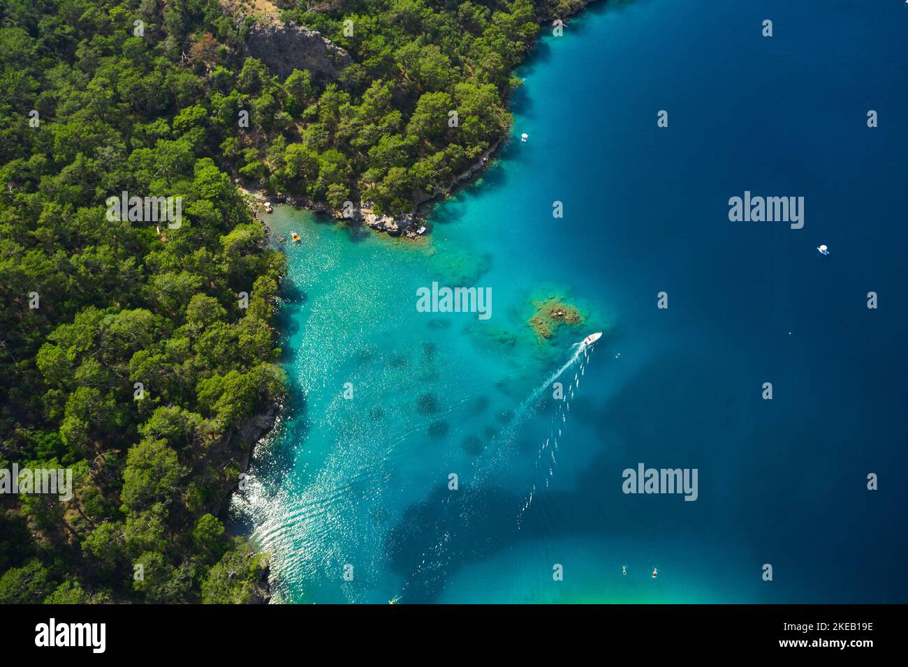Luftaufnahme des blauen Meeres und des Bootes entlang der mittelmeerküste. Landschaft der türkischen riviera Natur Stockfoto