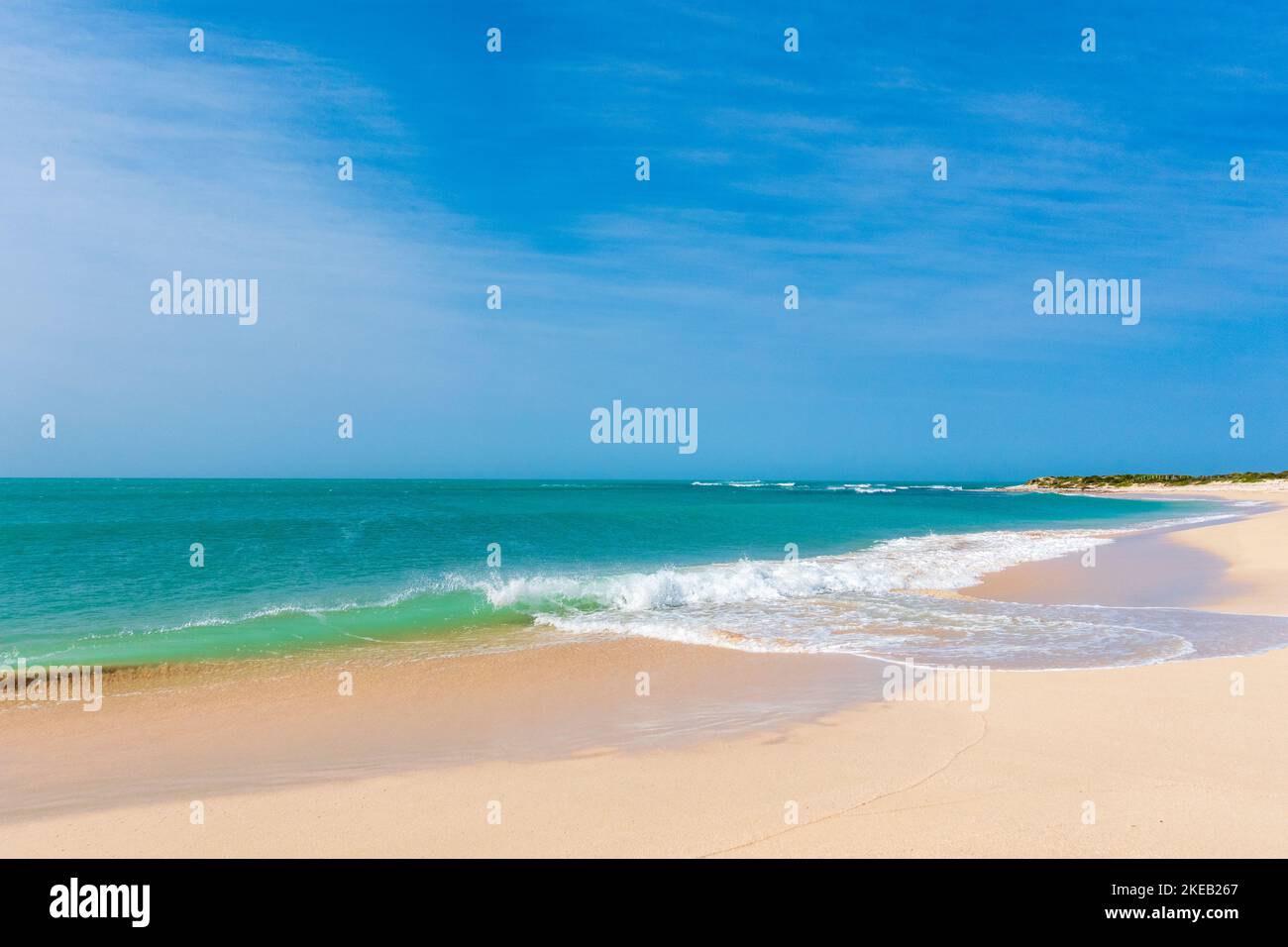 Idyllische Sandstrandszene in Struisbaai mit blauem Himmel in Overberg, Westkap, Südafrika. Stockfoto