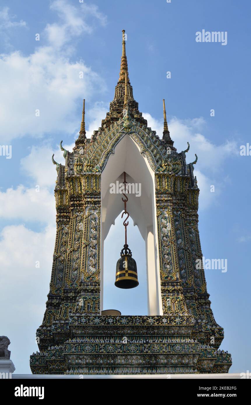 Goldener Tempel mit Bell Bangkok Thailand buddhismus Stockfoto