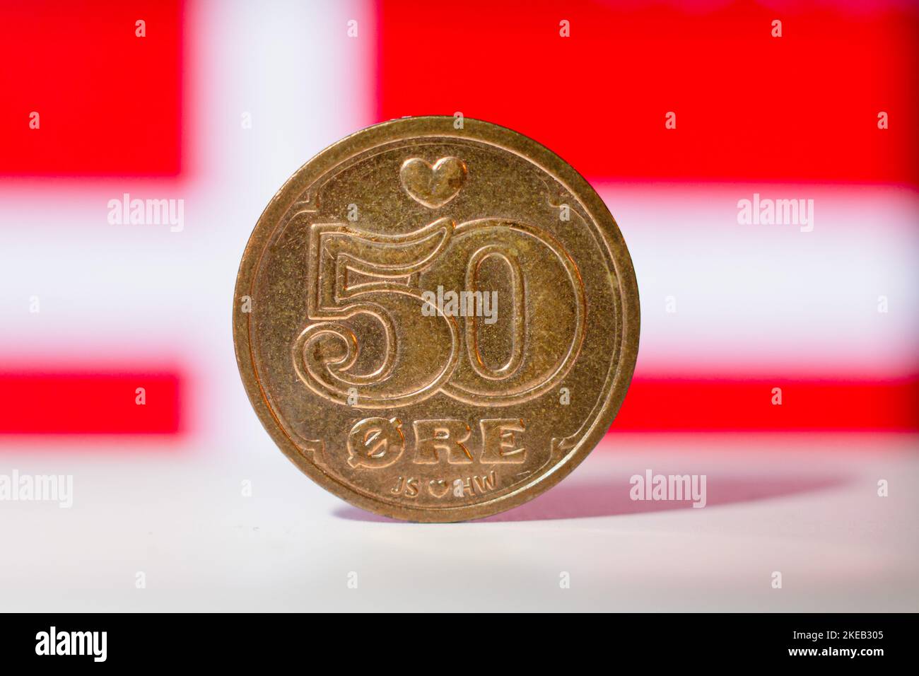 Dänisches 50-Erz mit einer dänischen Flagge im Hintergrund – Makro-flacher Fokus Stockfoto