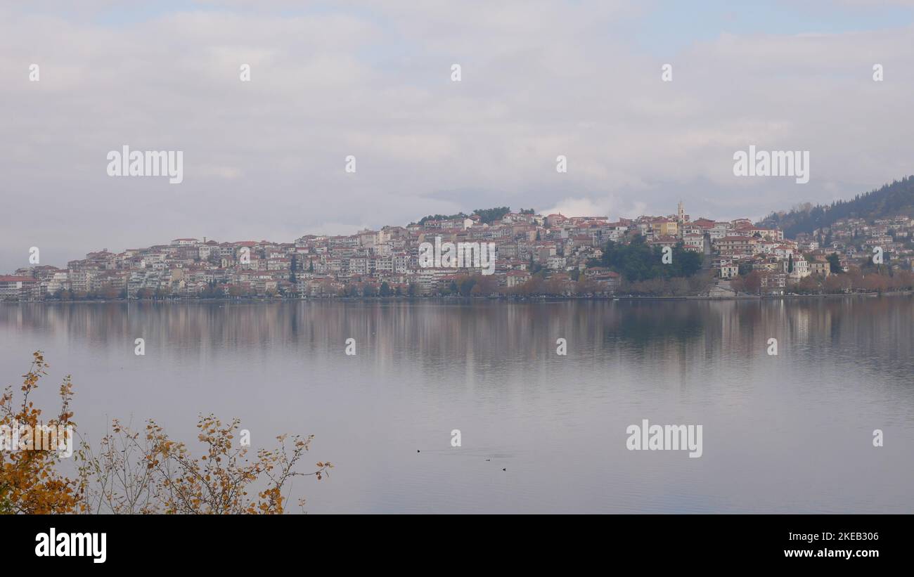 Eine malerische Aussicht auf die ruhige Küste und Stadt in Korfu, Griechenland Stockfoto