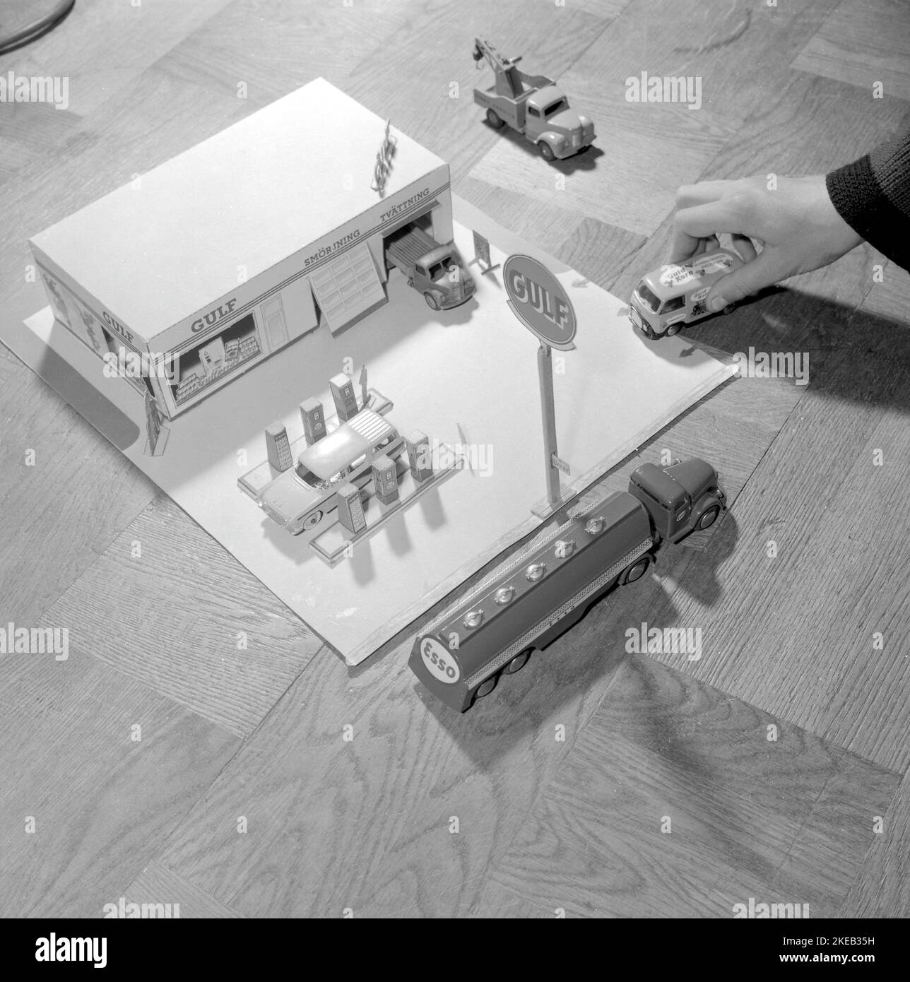 In der 1950s. Ein typisches Spielzeug aus Karton aus dem Jahr 1950s mit gedruckten Bildern von Benzinpumpen und Außenansicht des Shops. Der Bausatz wurde als Flachkarton geliefert und man musste die Teile zusammenschneiden und zusammenfalten, um die Gulf Tankstelle zu bauen. Das Jahr ist 1958. Schweden. Conard. ref. 3867 Stockfoto