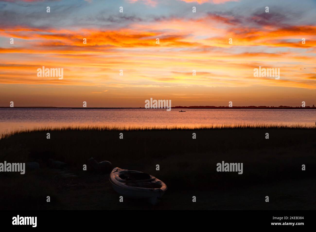 Blick kurz vor Sonnenaufgang über Watts Bay, Atlantic, Virginia, USA Stockfoto