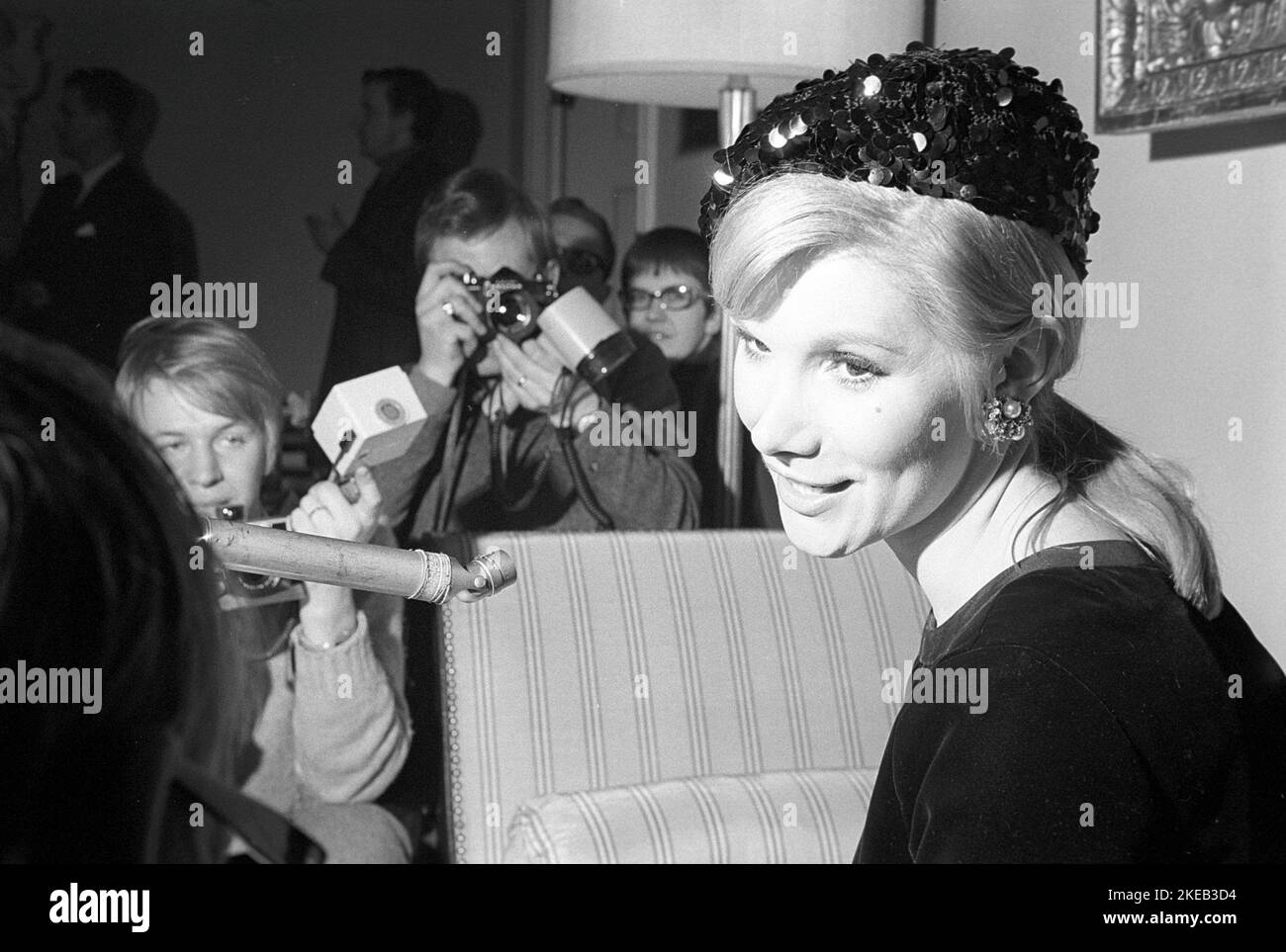 Susan Hampshire. CBE. Englische Schauspielerin geboren am 12. Mai 1937. Hier in Schweden 1968 im Zusammenhang mit der BBC-tv-Serie The Forsyte Saga, in der sie in der Rolle von Fleur spielte. Die Serie wurde ursprünglich in 26 Folgen am samstagabend mit Start 7 januar 1967 gezeigt. Schweden 1968. Conard Ref. 5544 Stockfoto
