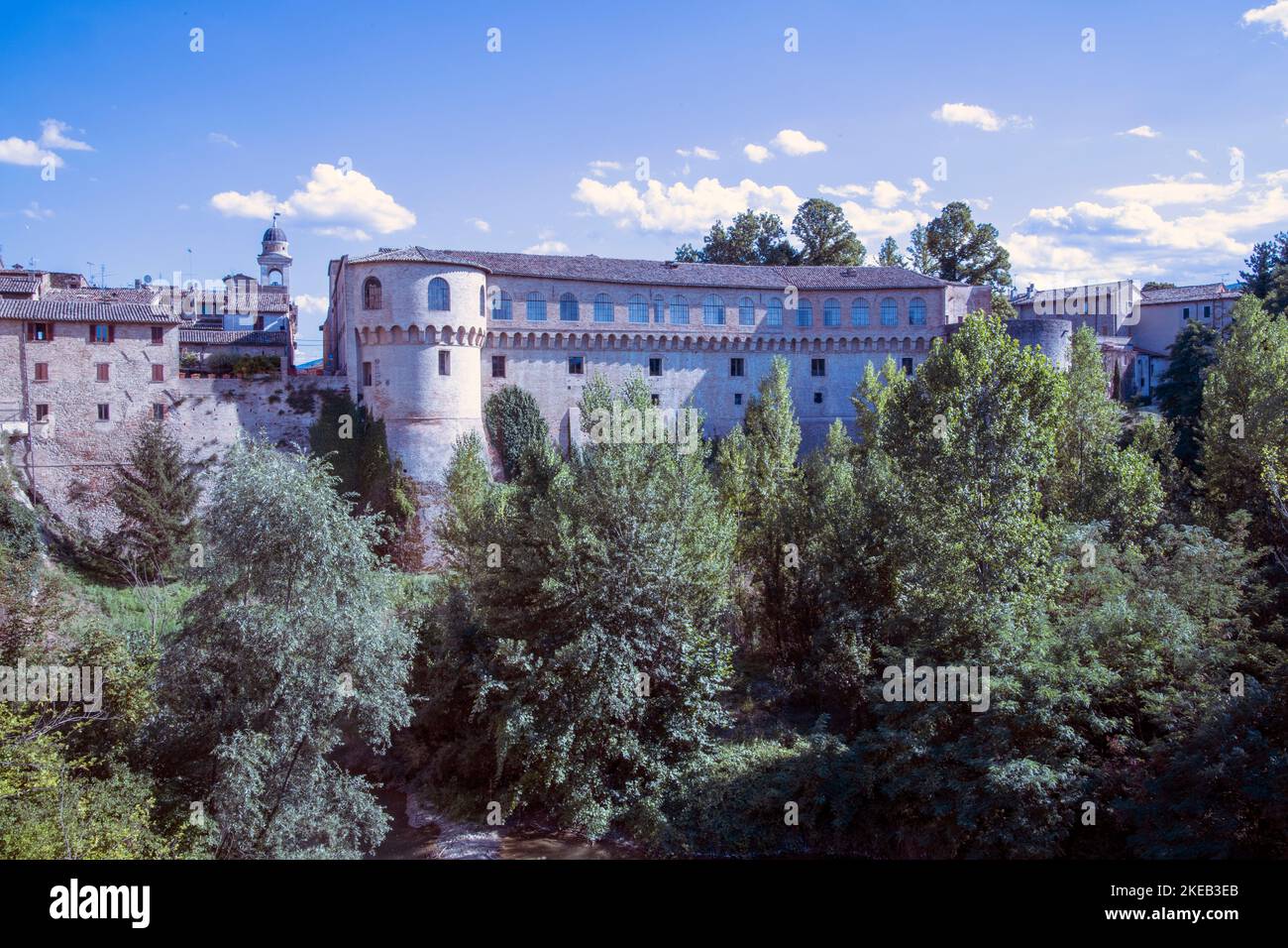 Der „Herzogspalast“ von Urbania (Marken, Italien) über den Fluss Metauro, Urbania, Pesaro Urbino, Marken, Italien, Europa Stockfoto