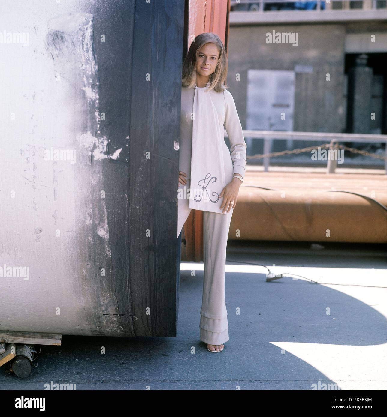 Mode im Jahr 1960s. Monica Ekman, Jahrgang 1941, ein schwedisches Modelmodell, das 1969 in einem weißen Outfit, einer Hose und einer Bluse abgebildet wurde. Schweden 1969 Kristoffersson Stockfoto