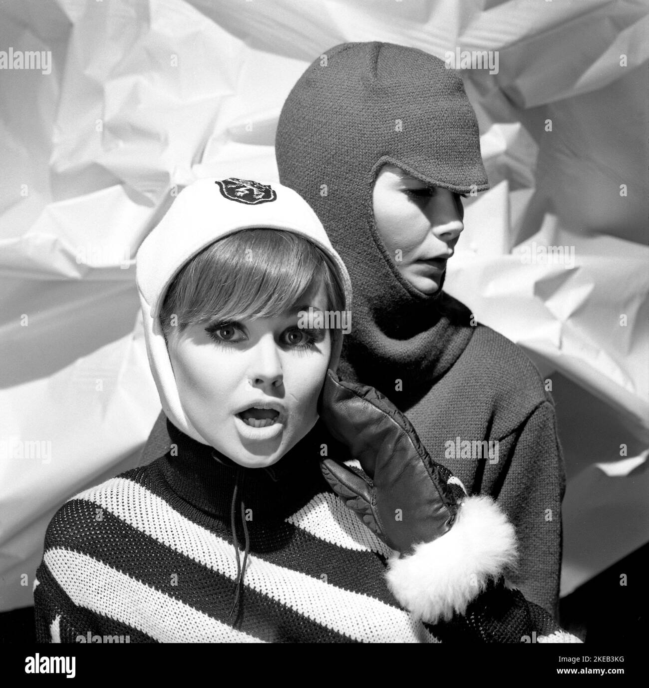 In der 1960s. Models, in typischen 1960s Winterkleidung im Studio. Sie ...