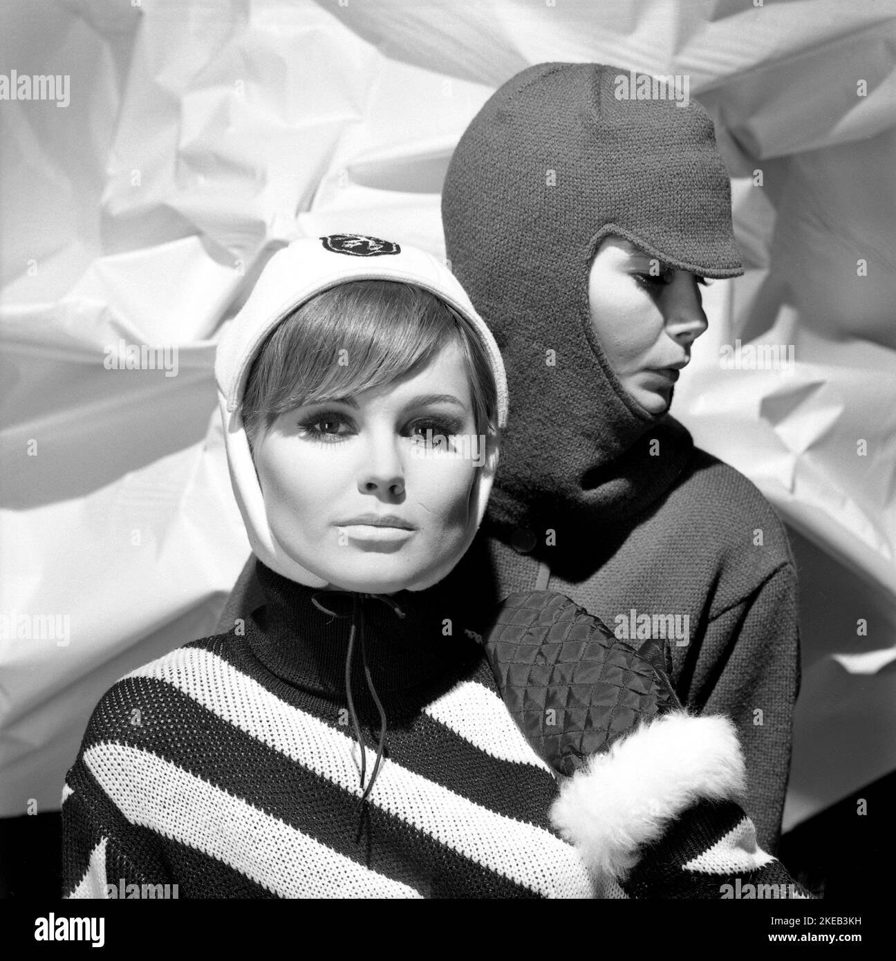 In der 1960s. Models, in typischen 1960s Winterkleidung im Studio. Sie ...