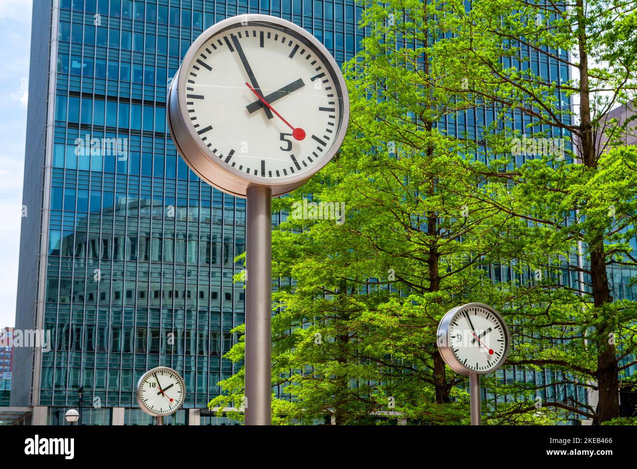 Öffentliche Uhren auf dem Platz in Canary Wharf. London, England Stockfoto