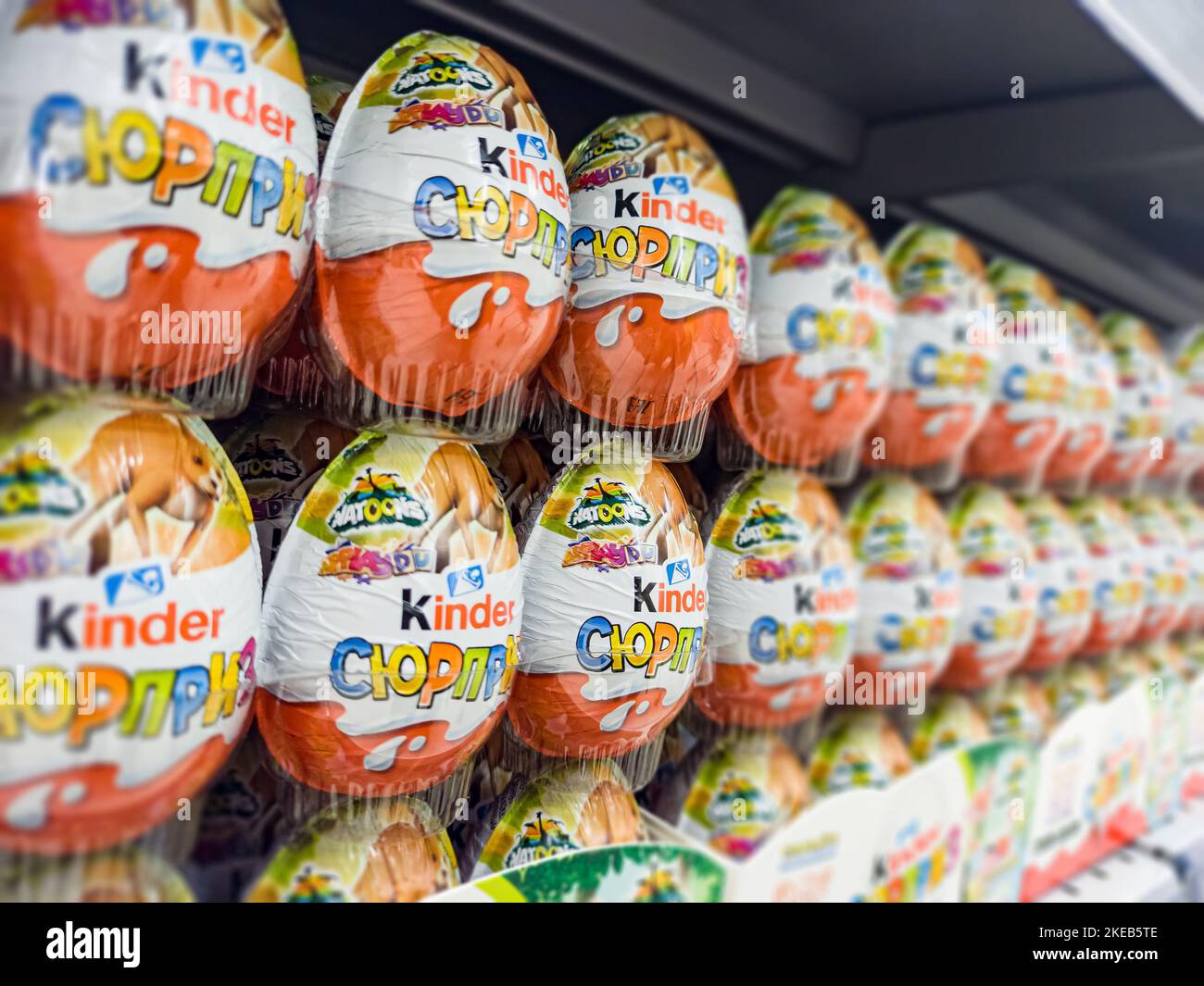 Kasan, Russland. 10. November 2022. Kinder überraschen Ostereier in einem Lebensmittelgeschäft. Bunte ostereier auf einem Supermarktregal. Stockfoto