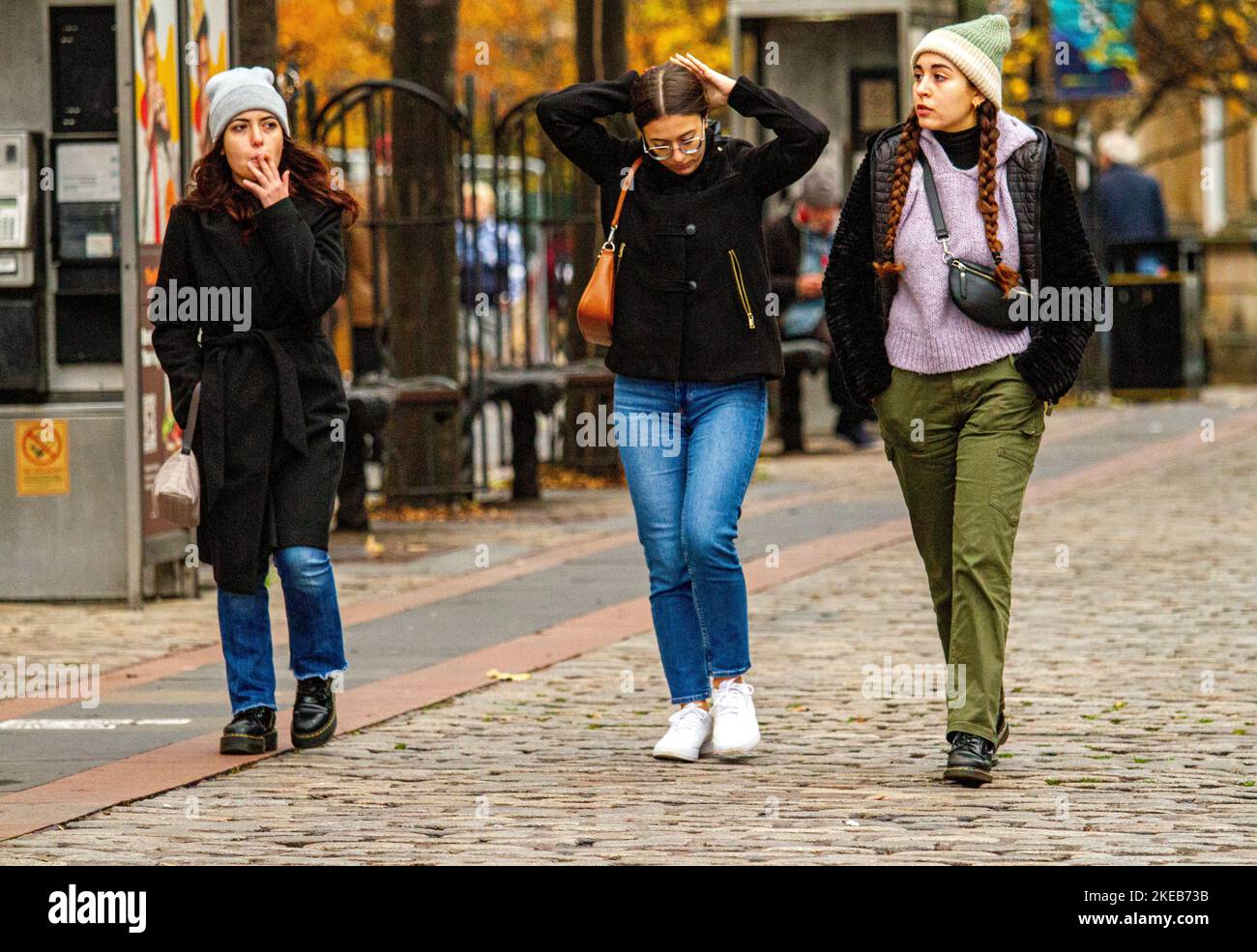 Dundee, Tayside, Schottland, Großbritannien. 11.. November 2022. UK Wetter: Ein heller und windiger Tag, aber sehr mild für die Jahreszeit, mit Temperaturen bis zu 16 Grad in einigen Teilen von Nordostschottland. Lokale modische Frauen sind im Stadtzentrum von Dundee auf Reisen, genießen das schöne Herbstwetter und gehen ihren Alltag durch, obwohl sie aufgrund der hohen Lebenshaltungskosten Schottlands klug einkaufen. Kredit: Dundee Photographics/Alamy Live Nachrichten Stockfoto