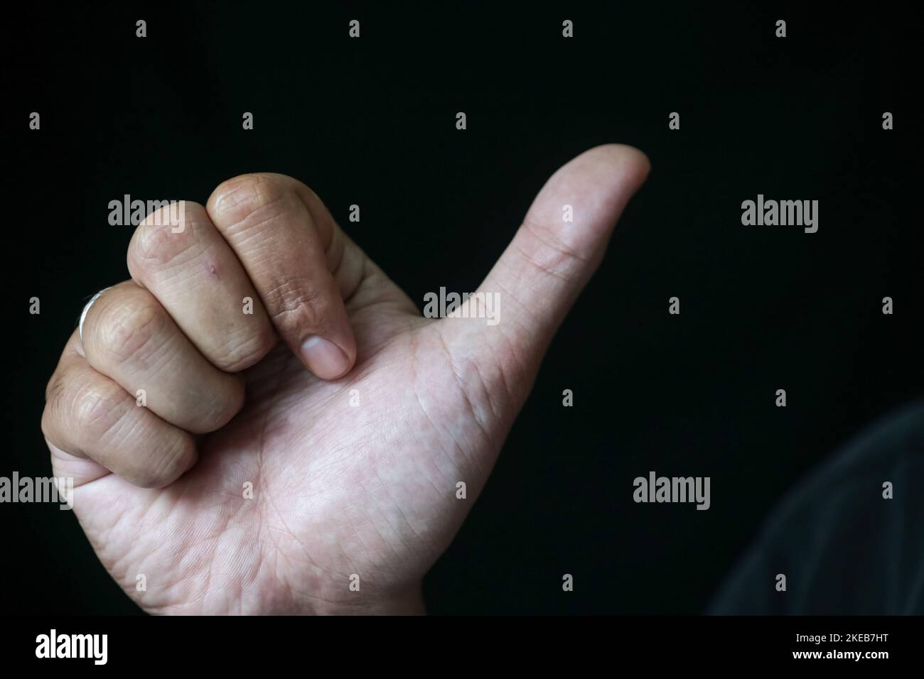 Eine Illustration einer Hand mit erhobenen Daumen, um zu veranschaulichen, wie jemand grüssend ist. Daumen hoch. Stockfoto