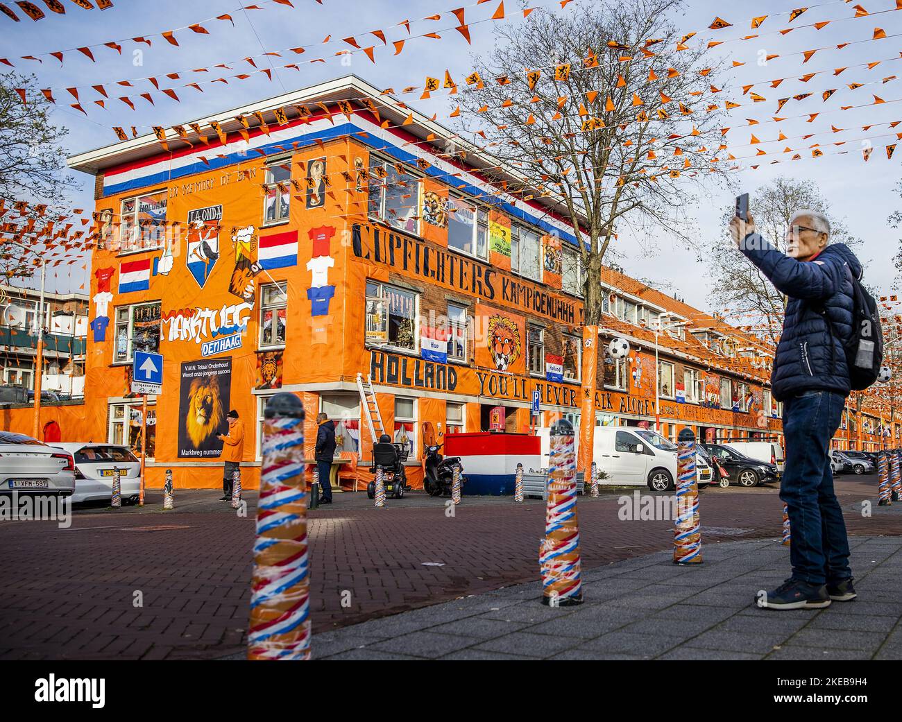 DEN HAAG - Niederlande, 2022-11-11 13:50:08 DEN HAAG - Orange Dekorationen im Haagse Marktweg. Wenn die Menschen in Den Haag für die kommende Weltmeisterschaft ihre gesamte Straße orange einfärben wollen, können sie das tun, aber sie müssen dafür sorgen, dass die Flaggen hoch genug sind. ANP REMKO DE WAAL niederlande Out - belgien Out Stockfoto