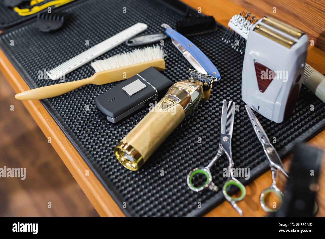 Elektrische Rasiermesser und Haarschneider in der Nähe von Friseurgeräten im Schönheitssalon, Stockbild Stockfoto
