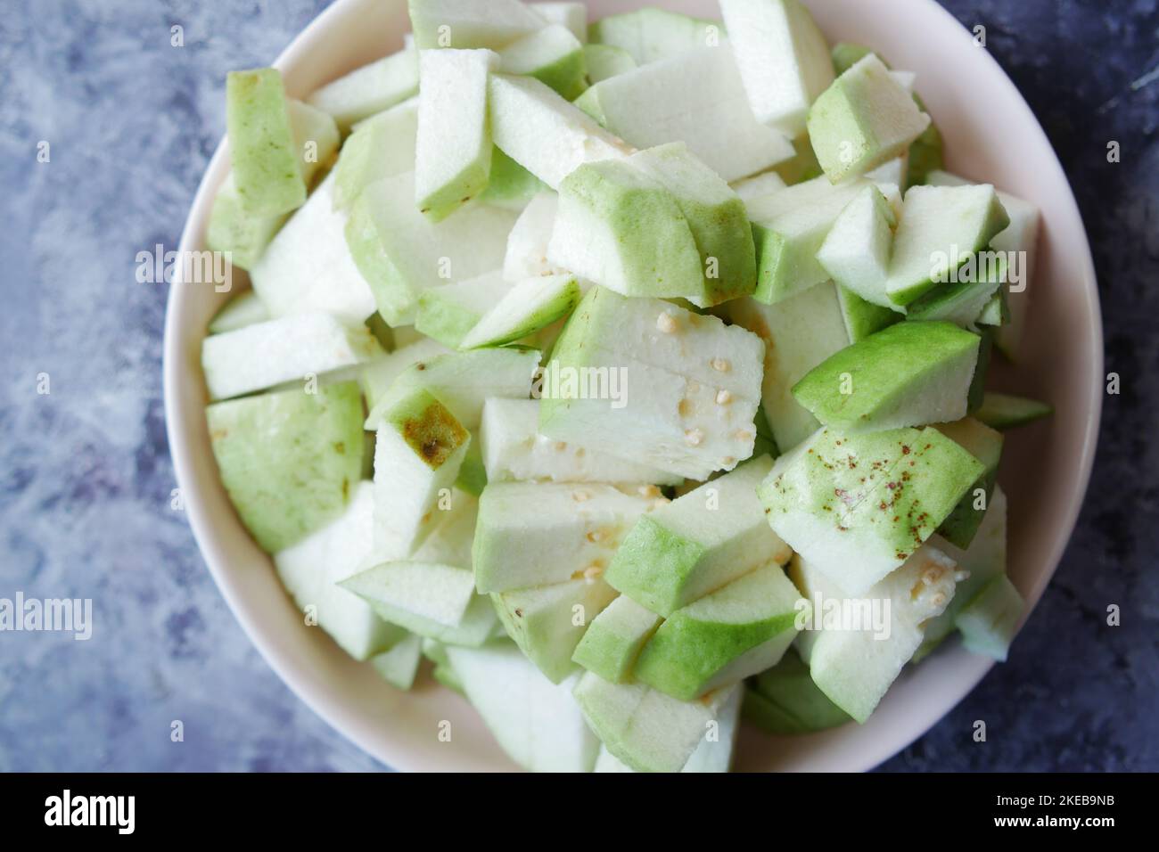 Nahaufnahme der Guava-Scheibe auf dem Tisch Stockfoto