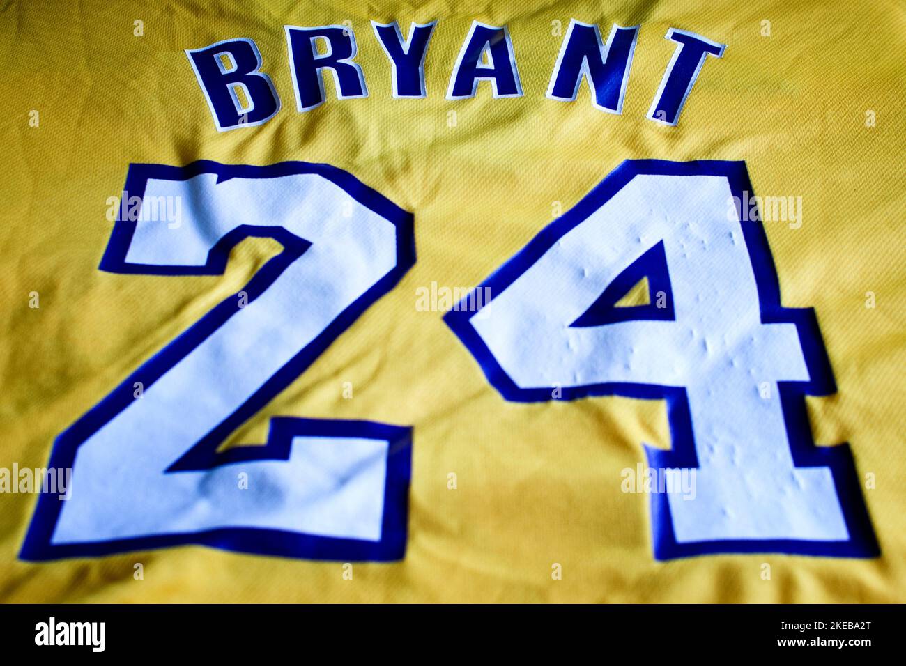 Maddaloni, Italien. 11.. November 2022. Los Angeles Lakers Mannschaftstrikot Nummer 24 des amerikanischen Spielers Kobe Bean Bryant, der als einer der besten Spieler in der Geschichte der NBA 'National Basketball Association' gilt und bei einem Hubschrauberflug am 26. Januar 2020 starb. Maddaloni, 11. November 2022. (Vincenzo Izzo/Sipa USA) Quelle: SIPA USA/Alamy Live News Stockfoto