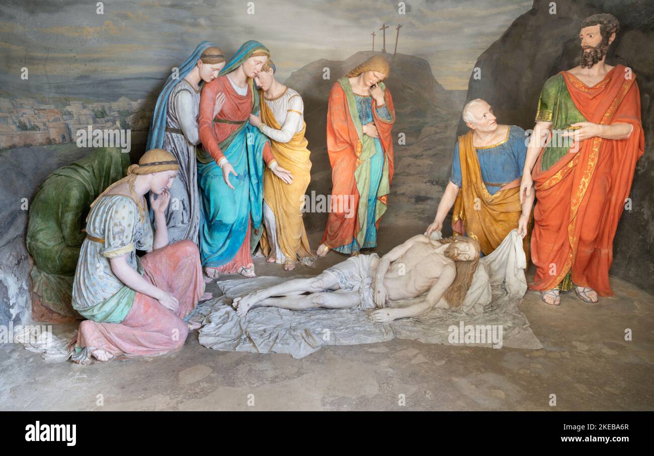 VARALLO, ITALIEN - 17. JULI 2022: Die Skulpturengruppe Sorrow over Dead Christ in der Kapelle der Kirche Basilica del Sacro Monte Stockfoto