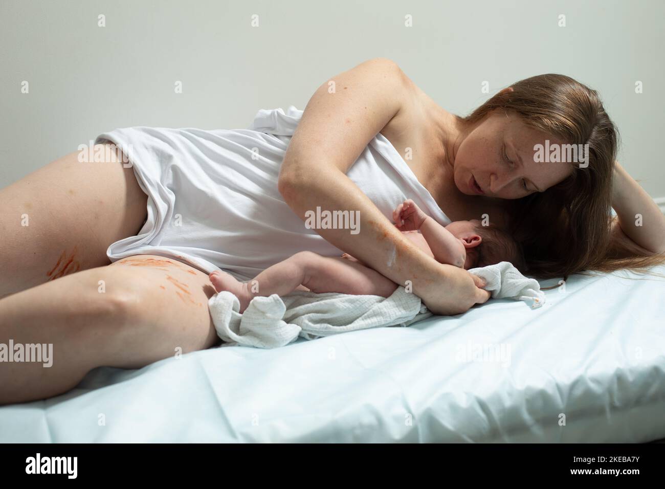 Frau mit neugeborener Baby haben eine Pause Stockfoto