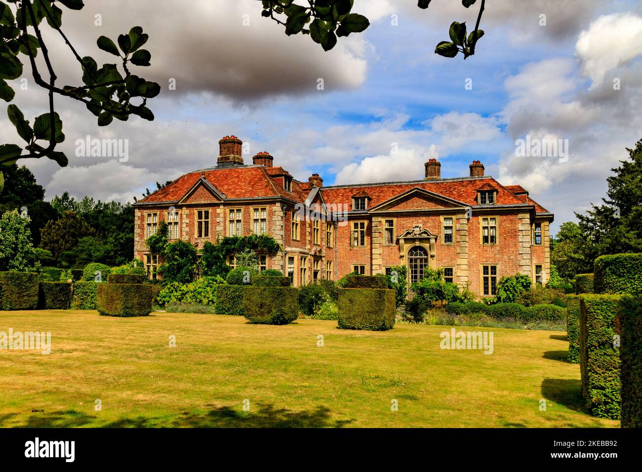 Das Heale House ist ein aus Backsteinen gebautes Herrenhaus aus dem 17.. Jahrhundert in Middle Woodford am Ufer des Flusses Avon, Wiltshire, England, Großbritannien Stockfoto