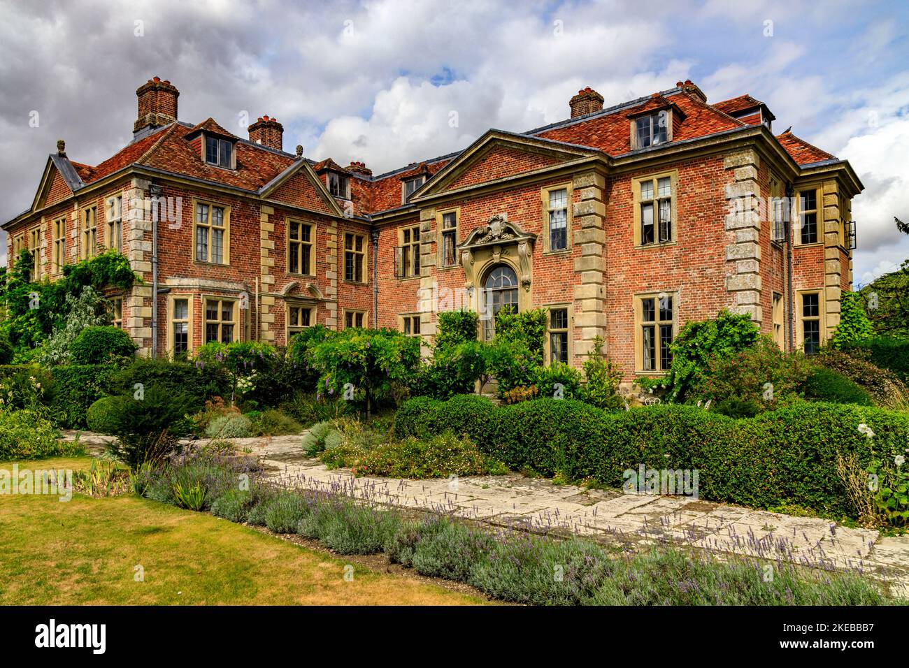 Das Heale House ist ein aus Backsteinen gebautes Herrenhaus aus dem 17.. Jahrhundert in Middle Woodford am Ufer des Flusses Avon, Wiltshire, England, Großbritannien Stockfoto