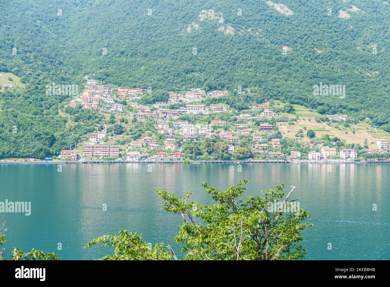 Luftaufnahme der Tavernola Bergamasca im See Iseo Stockfotografie Alamy