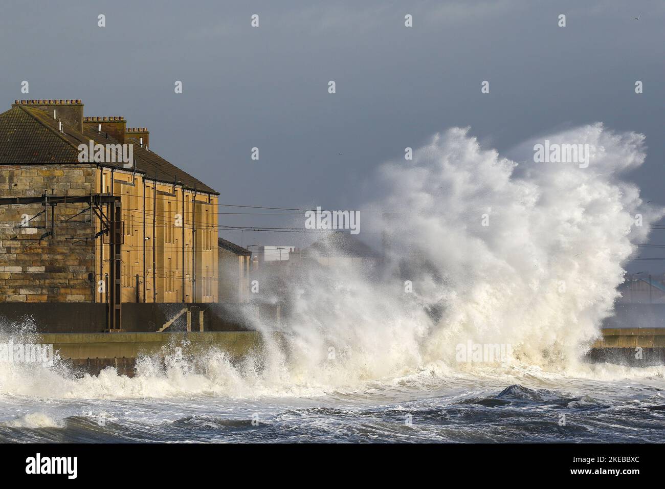 Saltcoats, Großbritannien. 11.. November 2022. Winde mit Geschwindigkeiten von bis zu 60 mph verursachten hohe Gezeiten und Meereswellen von 10 Metern und mehr schlugen die Küste in Saltcoats, Ayrshire, Schottland, Großbritannien, so dass Scotrail nach 1,00pm Züge auf der Küstenlinie absagen konnte. Kredit: Findlay/Alamy Live Nachrichten Stockfoto