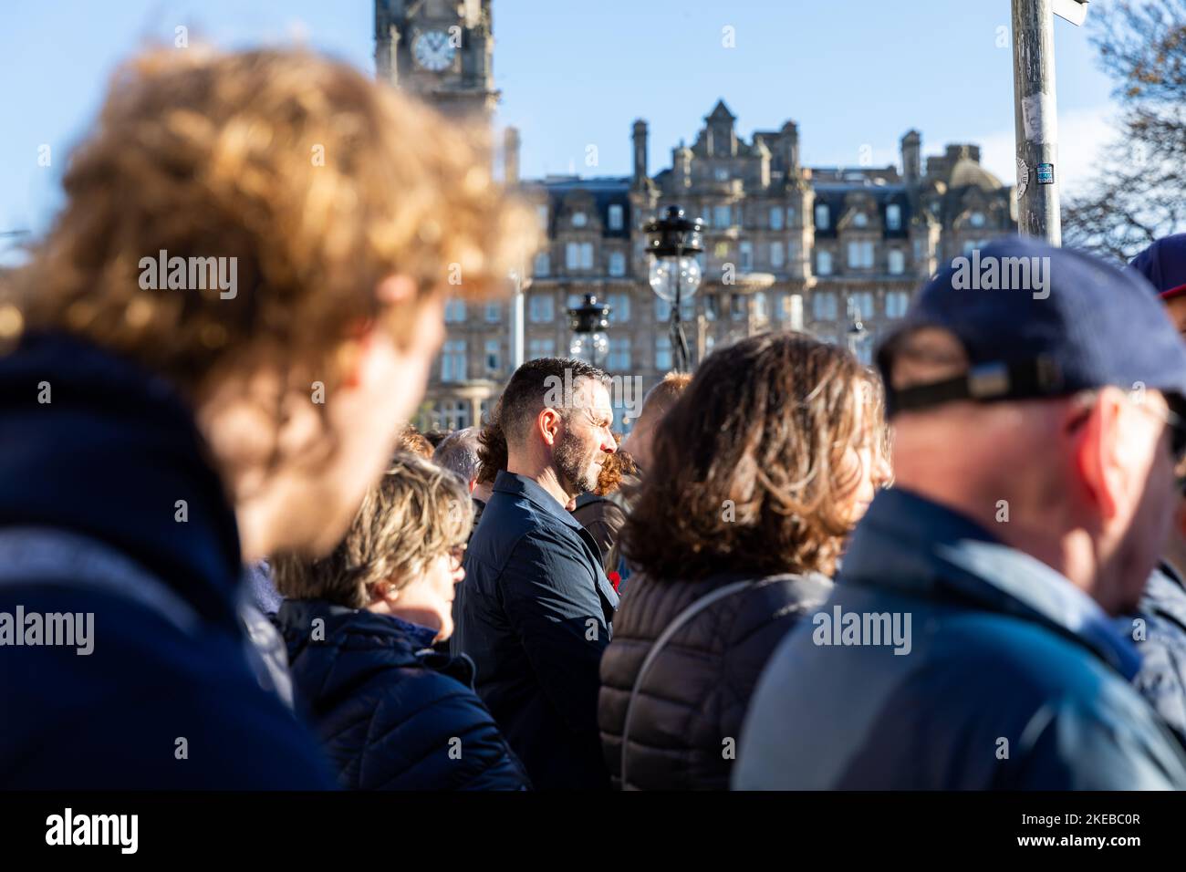 Edinburgh, Schottland, 11/11/2022, der Erinnerungsdienst wurde in Edinburgh in diesem Jahr wegen starker Winde eingestellt. Neben dem Scott Monument, das von Gewehren aus dem Edinburgh Castle abgefeuert wurde, wurde immer noch eine 2-minütige Schweigeminute gehalten. Stockfoto