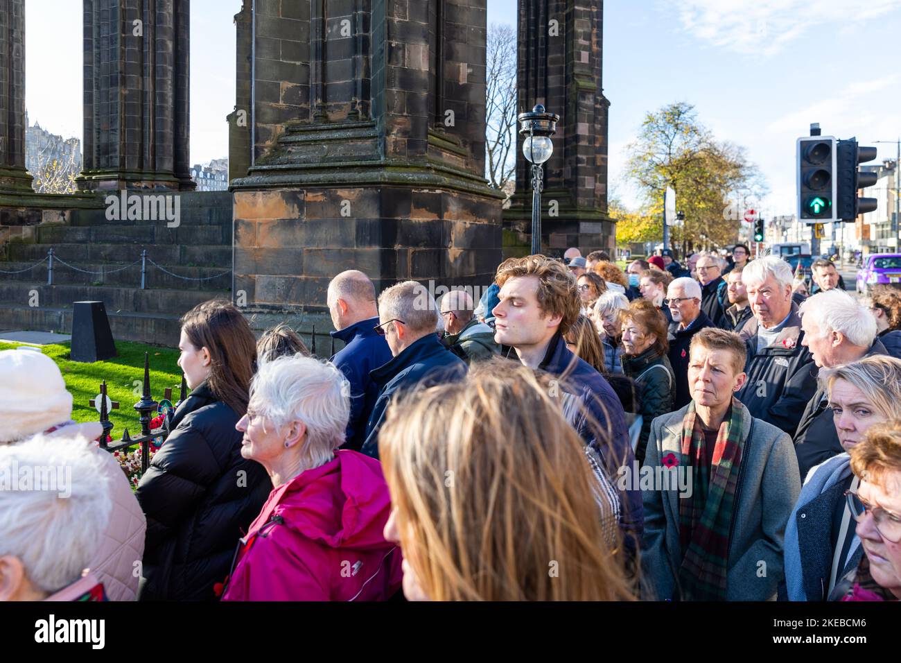 Edinburgh, Schottland, 11/11/2022, der Erinnerungsdienst wurde in Edinburgh in diesem Jahr wegen starker Winde eingestellt. Neben dem Scott Monument, das von Gewehren aus dem Edinburgh Castle abgefeuert wurde, wurde immer noch eine 2-minütige Schweigeminute gehalten. Stockfoto