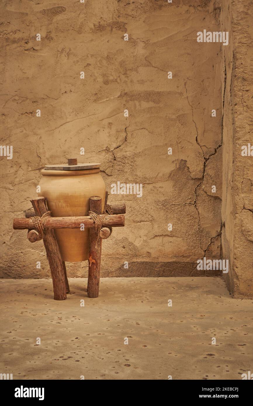 Erdtopf in der Nähe des alten historischen Gebäudes in Al Seef, Dubai, VAE Stockfoto