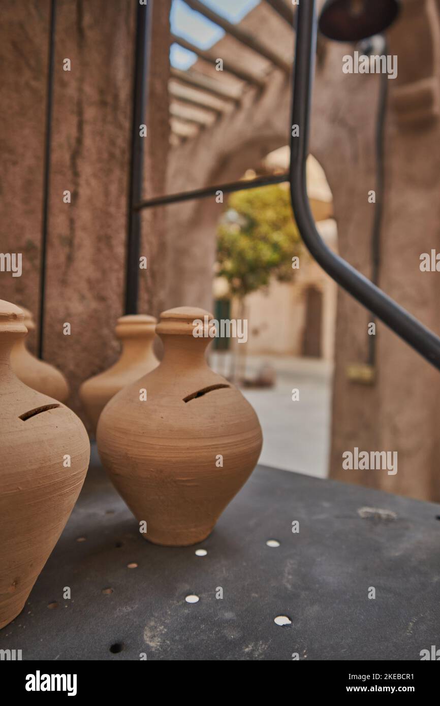 Erdtopf in der Nähe des alten historischen Gebäudes in Al Seef, Dubai, VAE Stockfoto