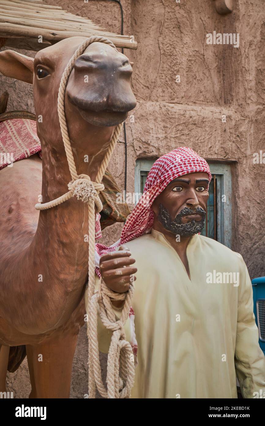 Eine Statue des Emarati-Mannes hält sein Kamel auf Al Seef Dubai VAE Stockfoto