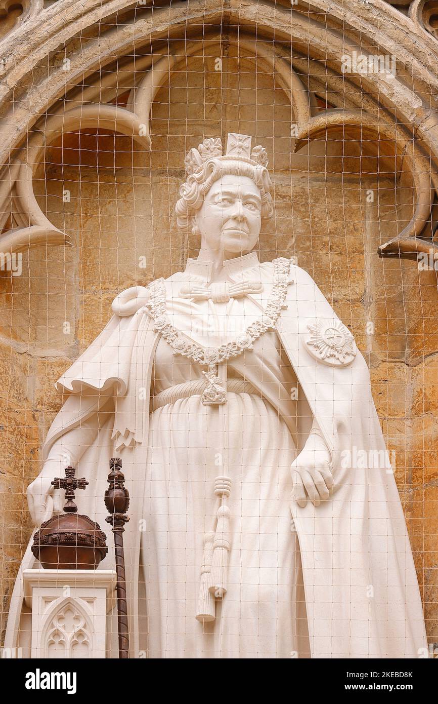 Die neue Statue der verstorbenen Königin Elizabeth II. Von Richard Bossons, die am 9.. November im York Minster, North Yorkshire, von König Charles III enthüllt wurde Stockfoto