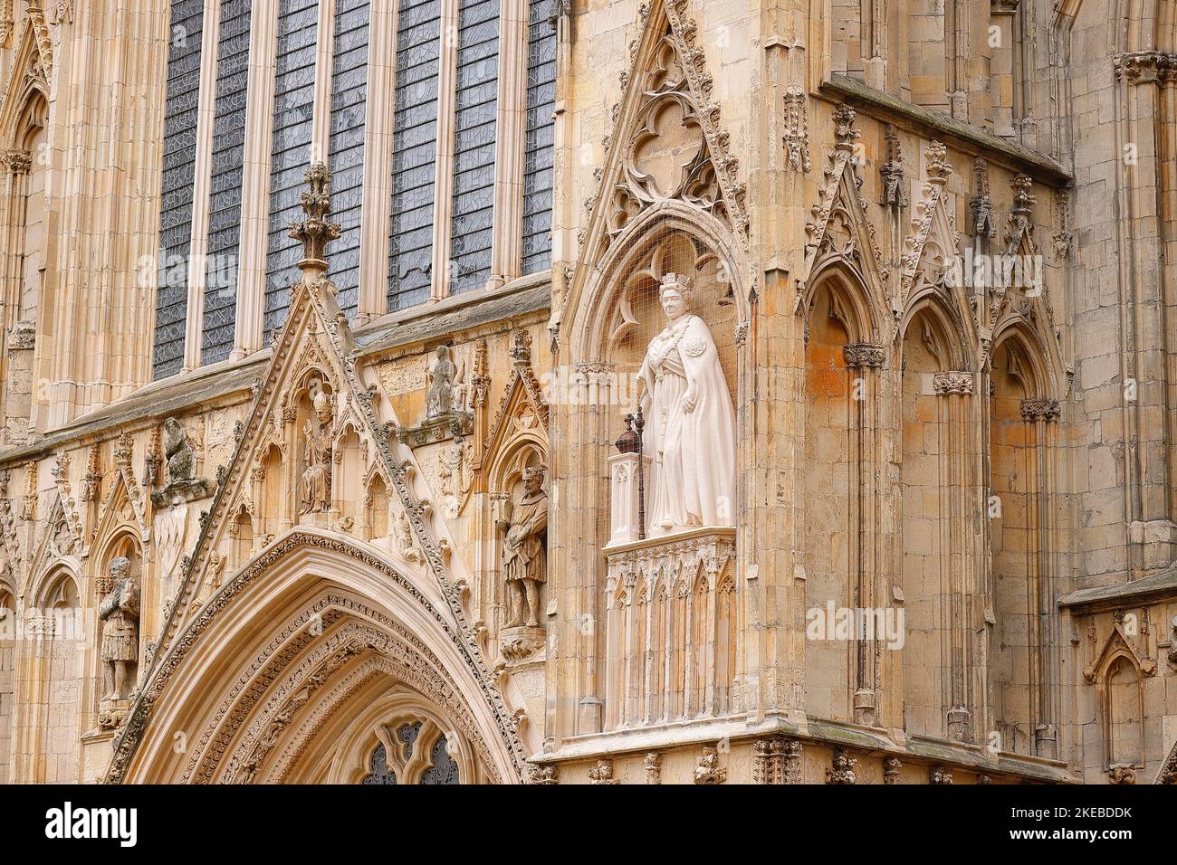 Die neue Statue der verstorbenen Königin Elizabeth II. Von Richard Bossons, die am 9.. November im York Minster, North Yorkshire, von König Charles III enthüllt wurde Stockfoto